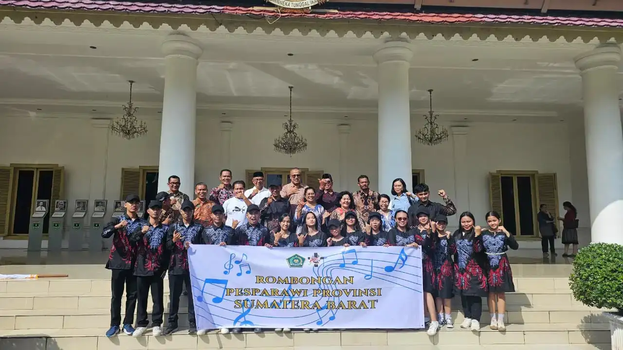 sekdaprov-arry-yuswandi-lepas-keberangkatan-kontingen-sumbar-menuju-pesparawi-nasional-xiv-di-papua