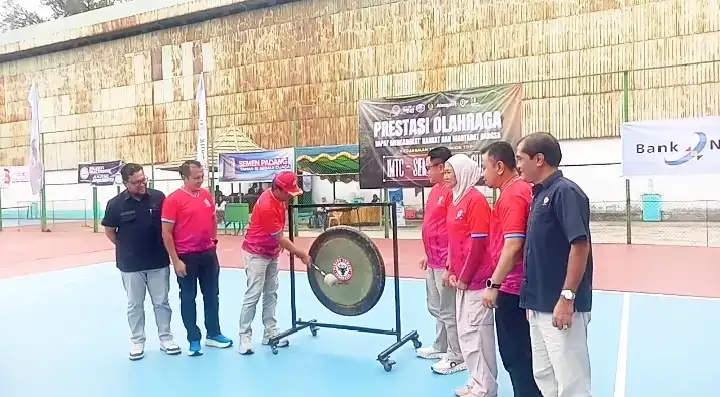 pemukulan-gong-tandai-kejurnas-tenis-junior-tdp-imtc-semen-padang-2026-dimulai