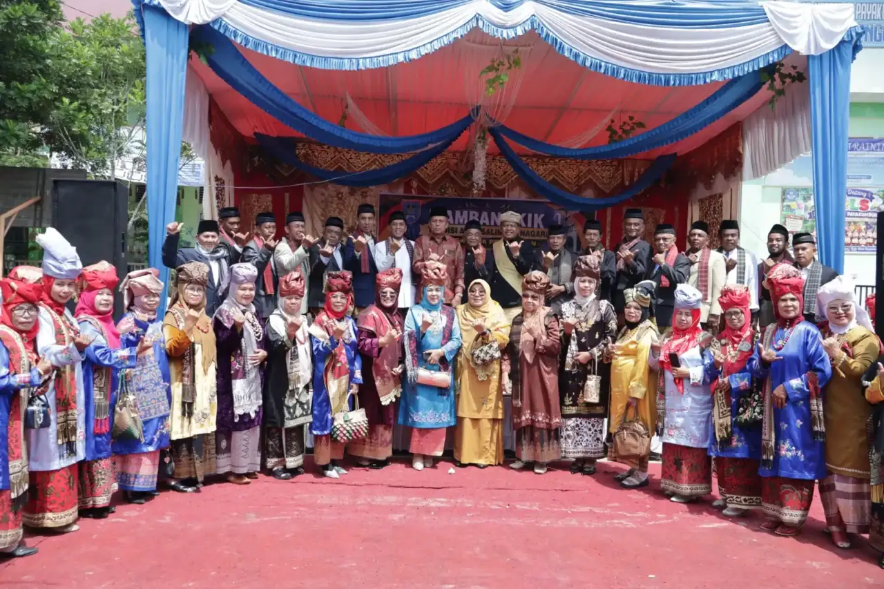 ketua-dprd-payakumbuh-buka-mambangkik-tradisi-adat-di-nagori-koto-nan-gadang
