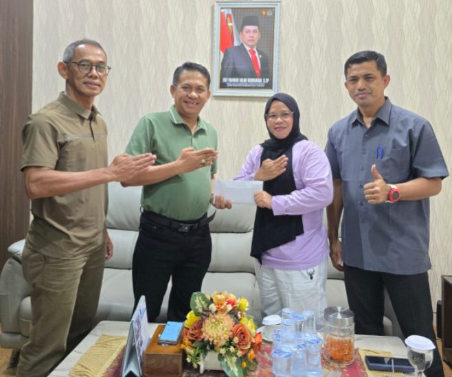 ikuti-ujian,-wakil-ketua-dprd-sumbar-evi-yandri-rajo-budiman-lepas-wasit-inkado-ke-bangladesh