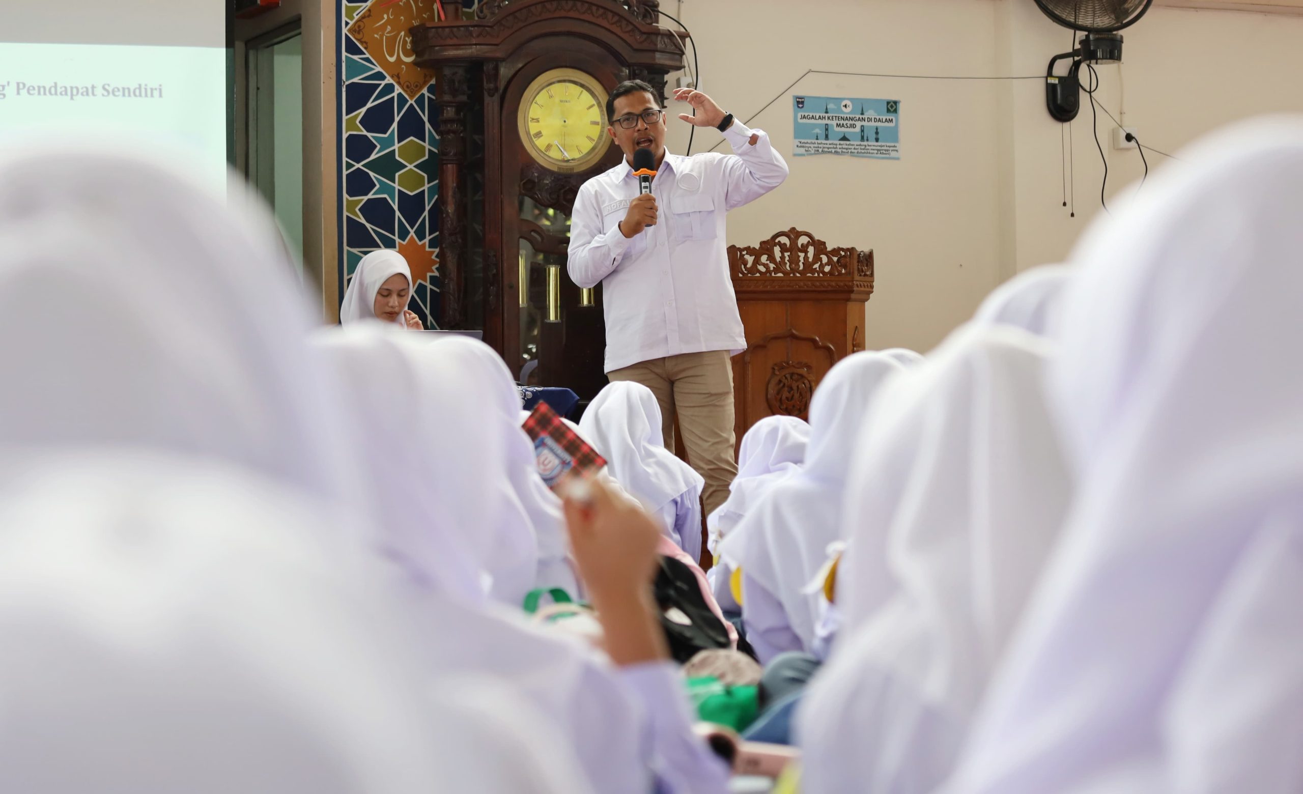 literasi-sehat-bermedia-jadi-bekal-utama-siswa-baru-sman-1-padang-di-mpls