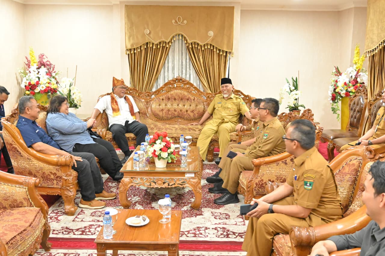 gubernur-mahyeldi-dan-menteri-lh-bahas-penguatan-perhutanan-sosial,-pengelolaan-sampah,-dan-perdagangan-karbon