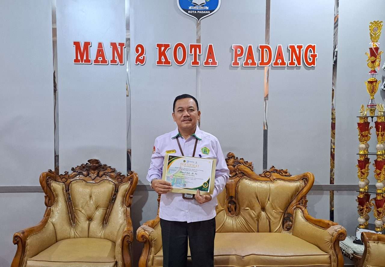 ahmad-asdi-raih-penghargaan-kepala-madrasah-tercepat-selesaikan-e-kinerja
