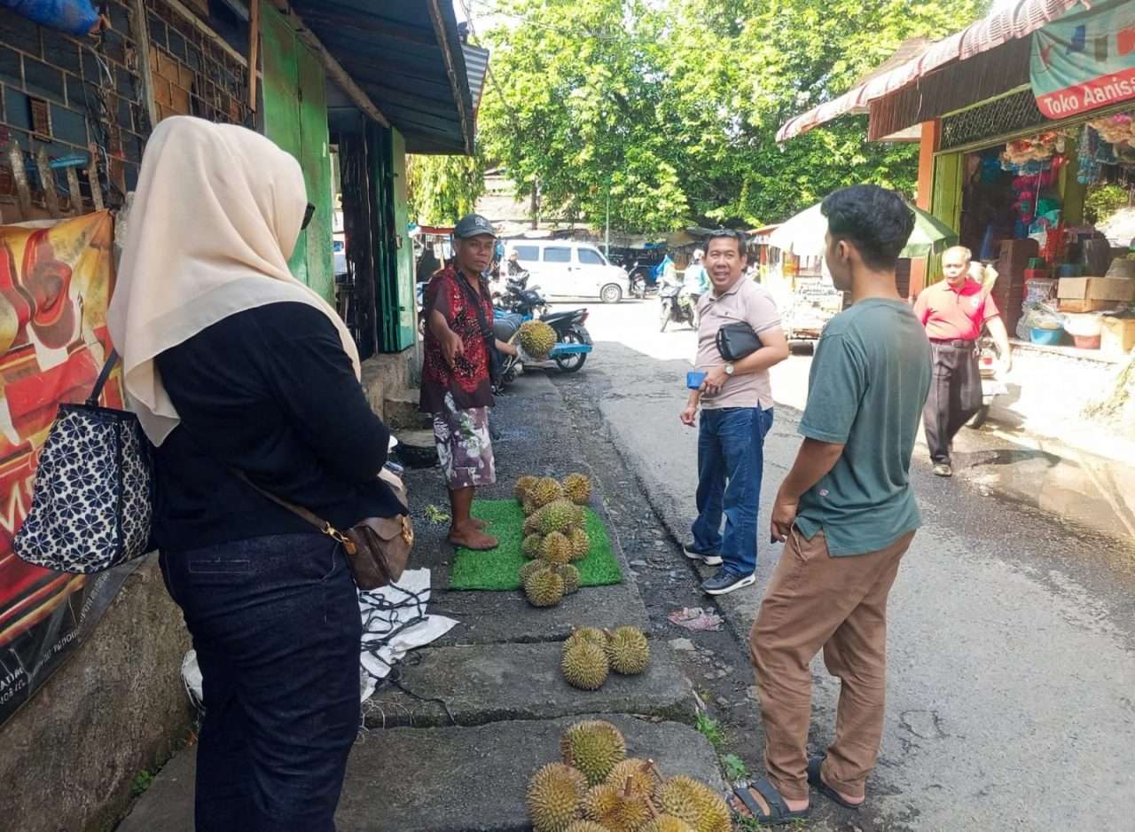 sekjen-dpp-pkps-ke-pasar-raya-padang,-cicipi-durian-langsung-di-lapak