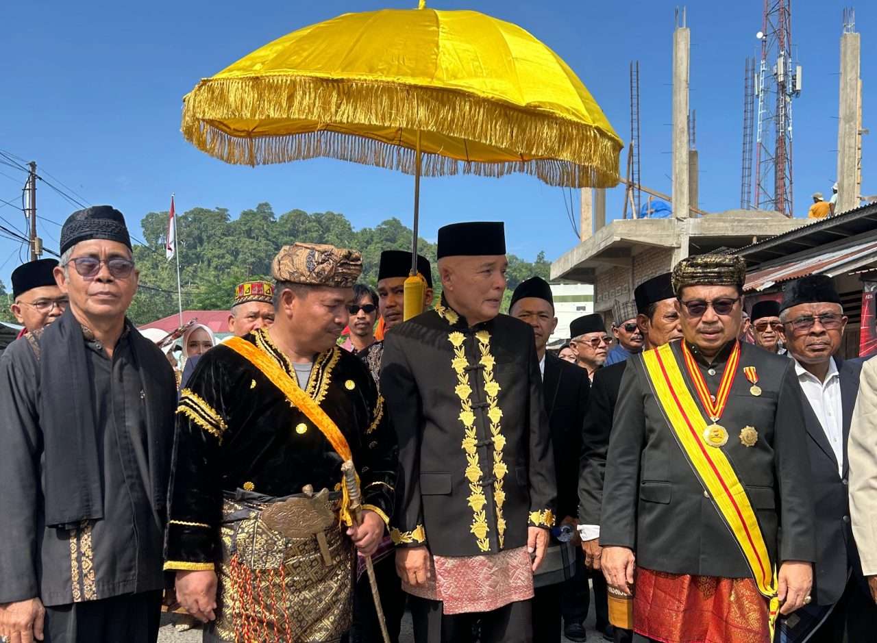 rajo-adat-aia-bangih-dinobatkan,-pemprov-sumbar-dorong-peran-niniak-mamak-bentengi-generasi-muda-dari-pengaruh-negatif