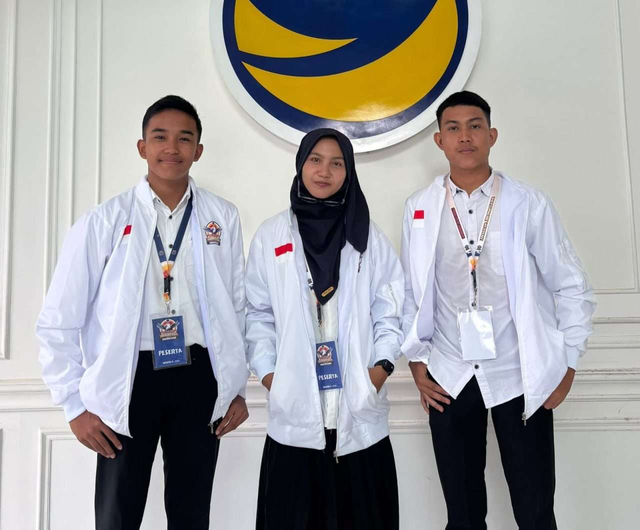 tiga-siswa-man-2-padang-ikuti-sidang-dprd-sumbar-lewat-program-remaja-bernegara