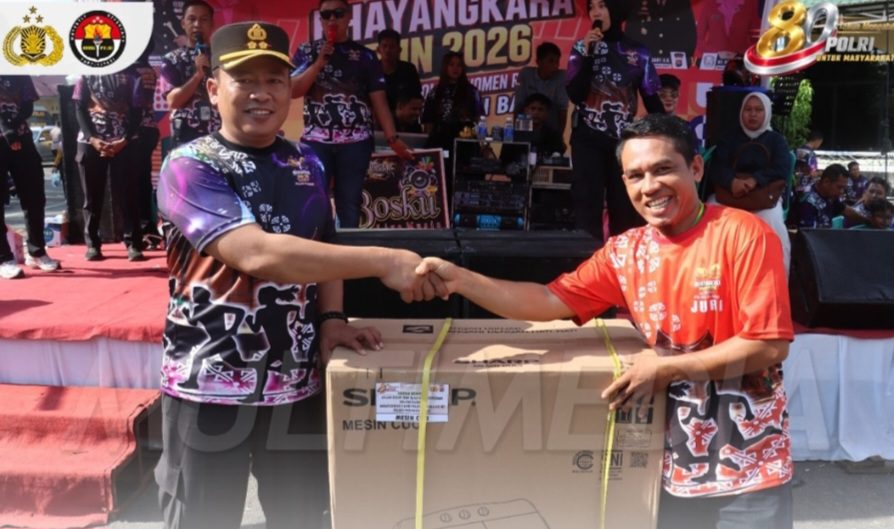 kapolres-pasaman-barat-akbp-agung-tribawanto-serahkan-doorprize-kepada-peserta-run-road-to-police-women-run-2026
