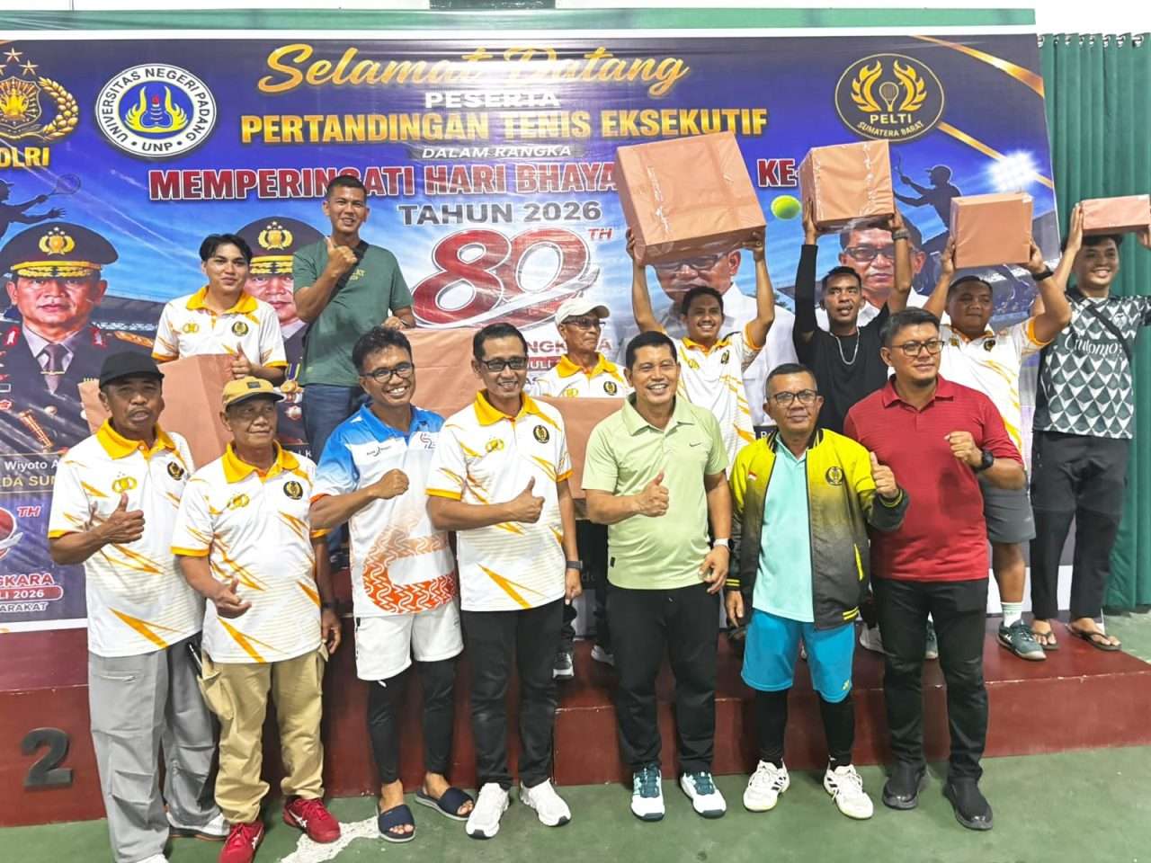 turnamen-tenis-eksekutif-kapolda-sumbar-tahun-2026-di-indoor-unp,-23-petenis-bawa-pulang-gelar-juara