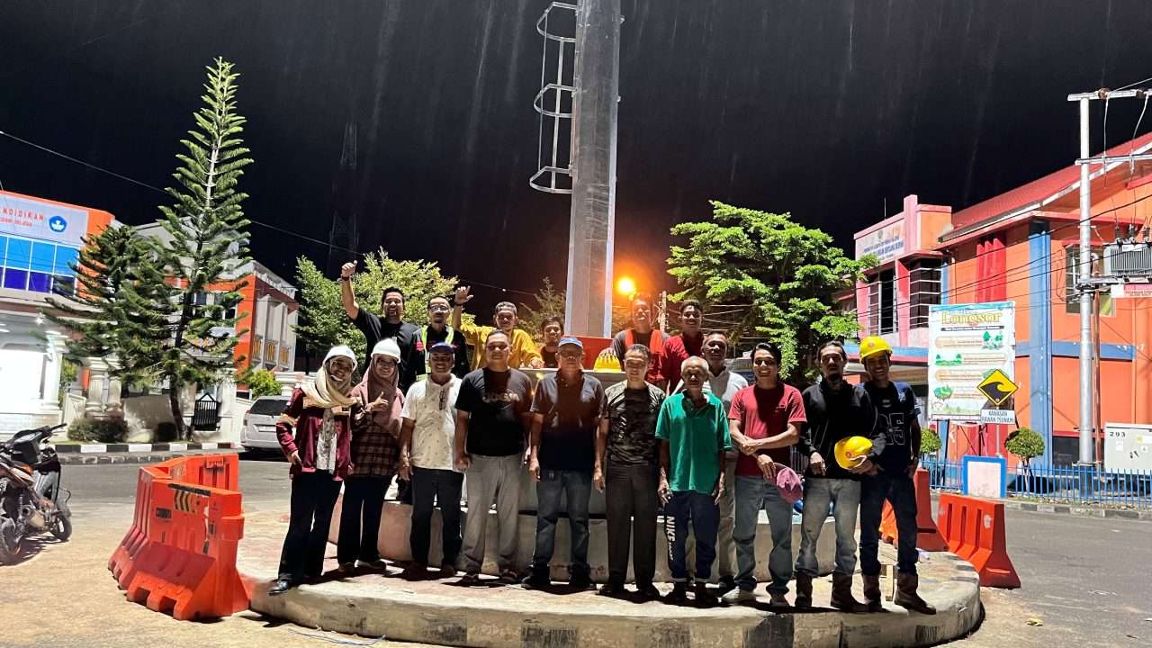 percantik-kota-painan,-lampu-hight-mast-mulai-menyala-di-bundaran-dinas-pendidikan