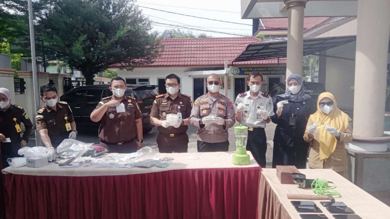 bersama-forkopimda,-kejari-pessel-musnakan-barang-bukti-yang-telah-inkracht
