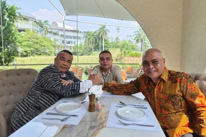 jabat-tangan-yang-mengakhiri-polemik,-dasco-pertemukan-hotman-paris-dan-ketua-umum-pwi