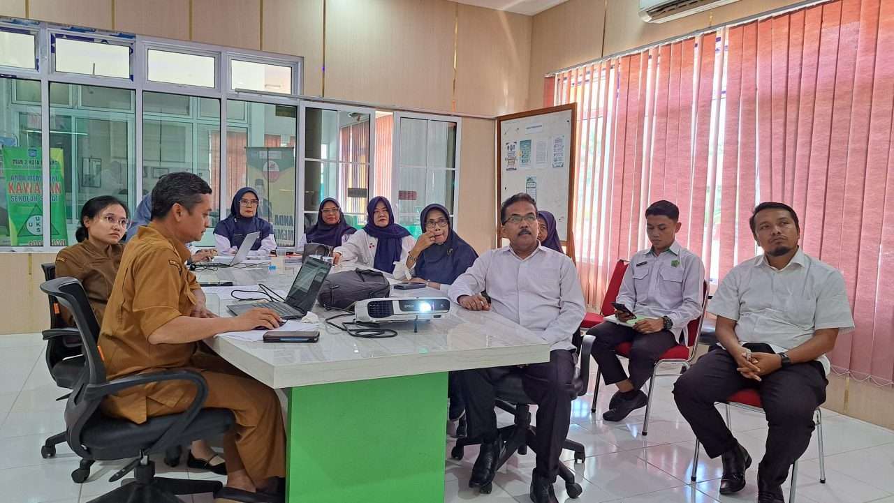 dlh-sumbar-dampingi-man-2-padang-siapkan-dokumen-lomba-adiwiyata-provinsi