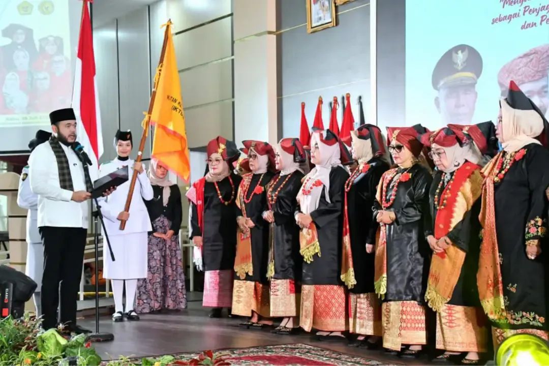 fadly-amran-resmi-lantik-bundo-kanduang-iktd-sumbar,-tegaskan-perempuan-minang-garda-terdepan-pelestari-adat