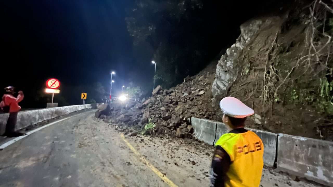 lembah-anai-kembali-longsor,-akses-padang-bukittinggi-terputus