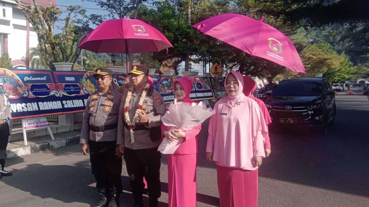 pedang-pora,-warnai-penyambutan-akbp-ricky-ricardo-beserta-istri-di-polres-pessel