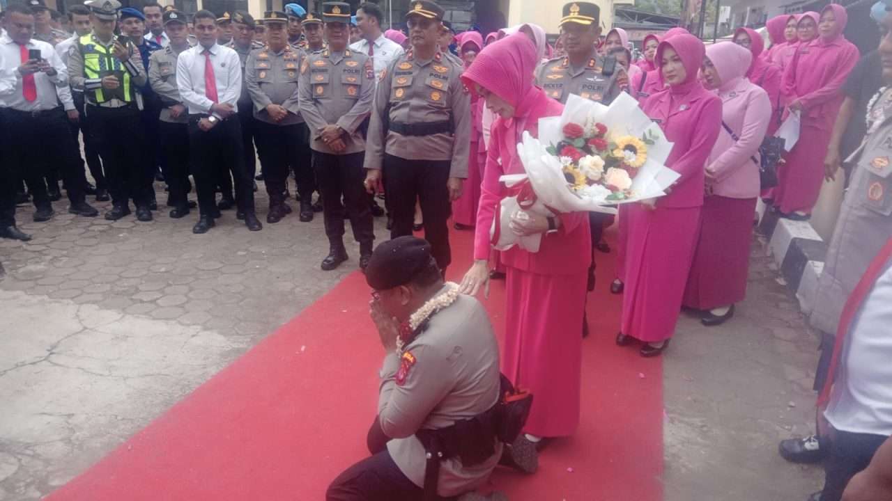 sujud-syukur-dan-haru,-akbp-derry-indra-tinggalkan-polres-pessel