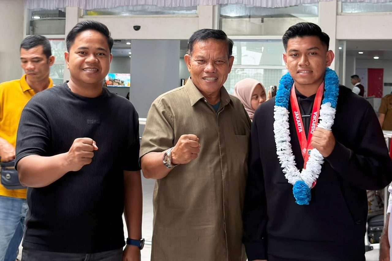harumkan-sumbar-di-kejurnas-piala-gubernur-dki,-hadad-dikalungi-bunga-ketua-pelti-sumbar-prof-syahrial-bakhtiar