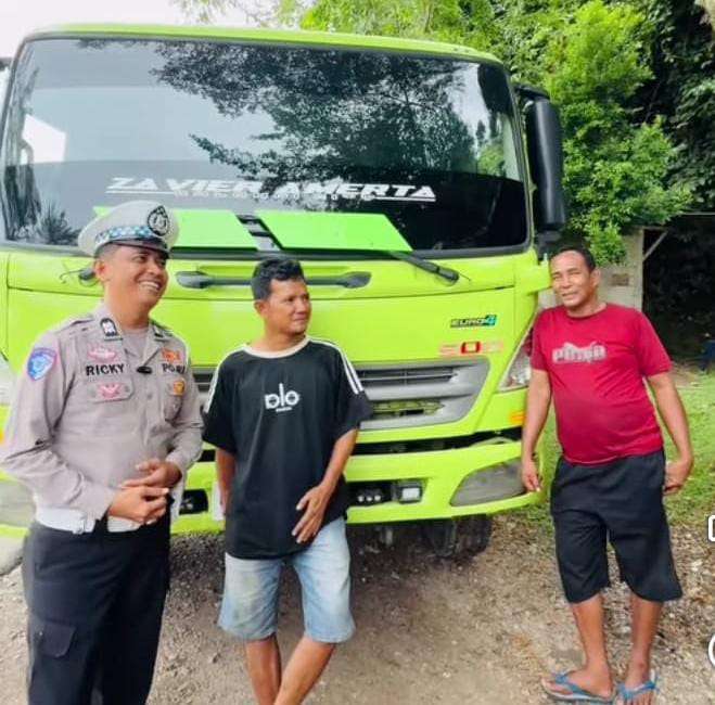 personil-satlantas-polres-pessel-edukasi-pengemudi-tertib-berlalu-lintas