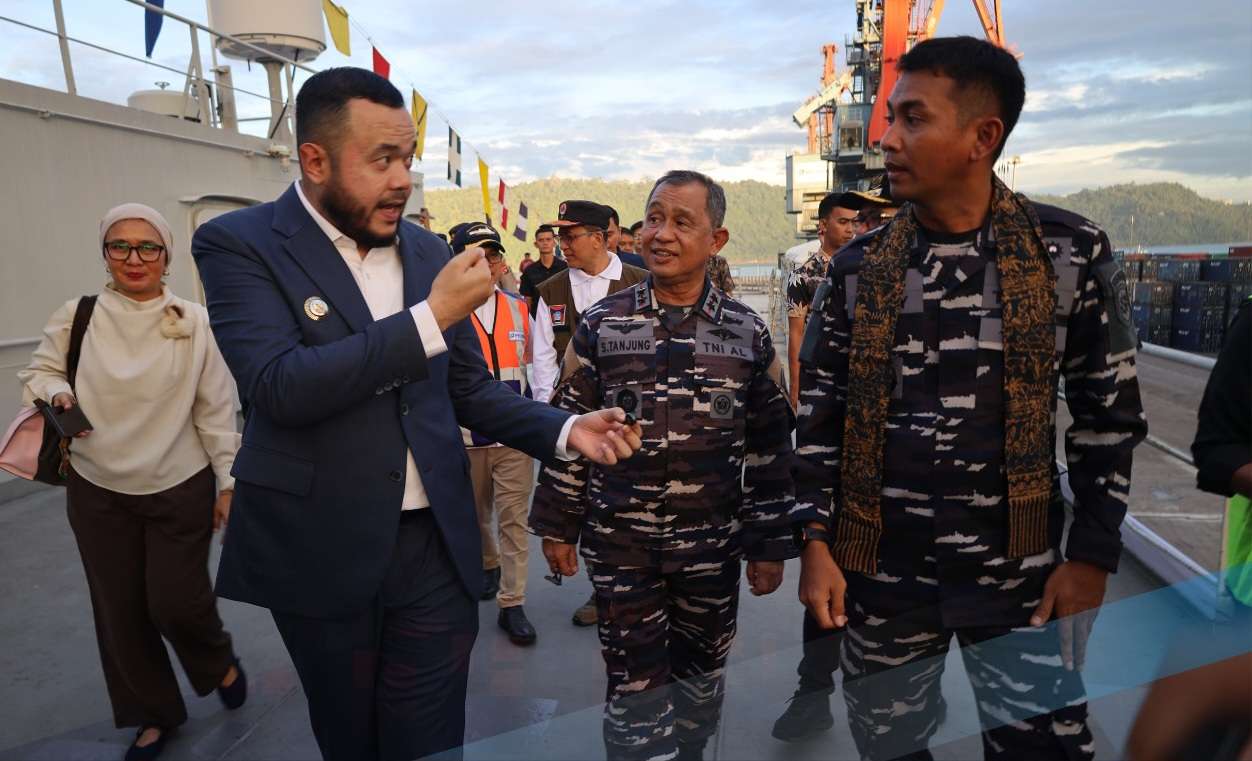 hadirkan-kri-teluk-kendari-518,-kodaeral-ll-dukung-penuh-hari-jadi-ke-357-kota-padang