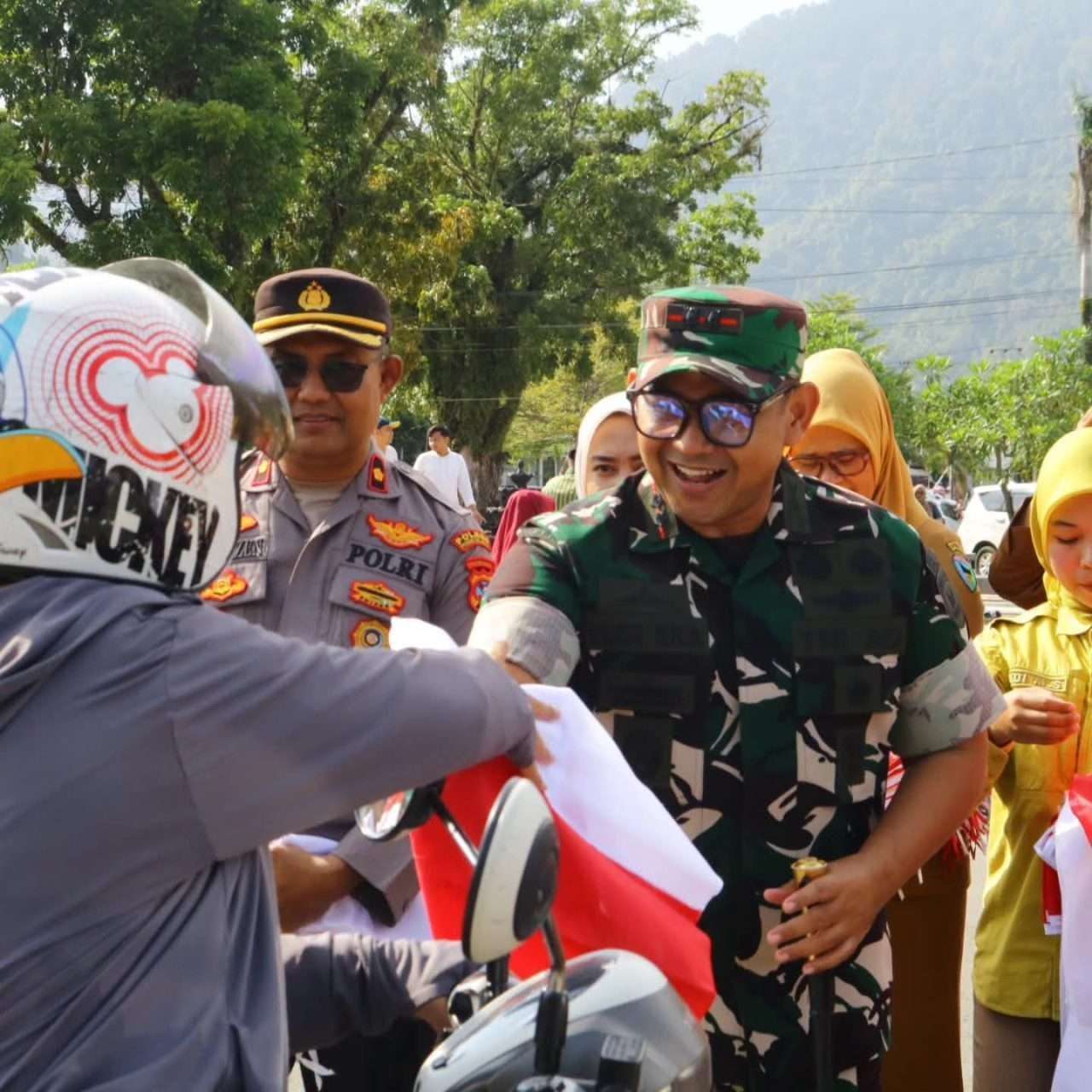 tumbuhkan-rasakan-nasionalisme,-dandim-0311/pessel-:-ayo-kibarkan-bendera-merah-putih!