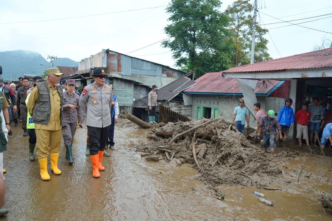 tinjau-langsung-banjir-bandang-solok,-mahyeldi-fokuskan-penanganan-pada-keselamatan-warga-dan-percepatan-pemulihan