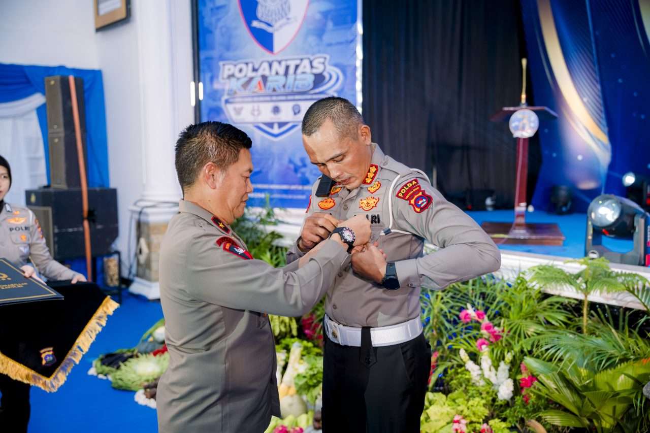 kombes-reza-chairul-akbar-sidiq-raih-pin-emas-kapolri-pada-peringatan-hut-lantas-ke-71