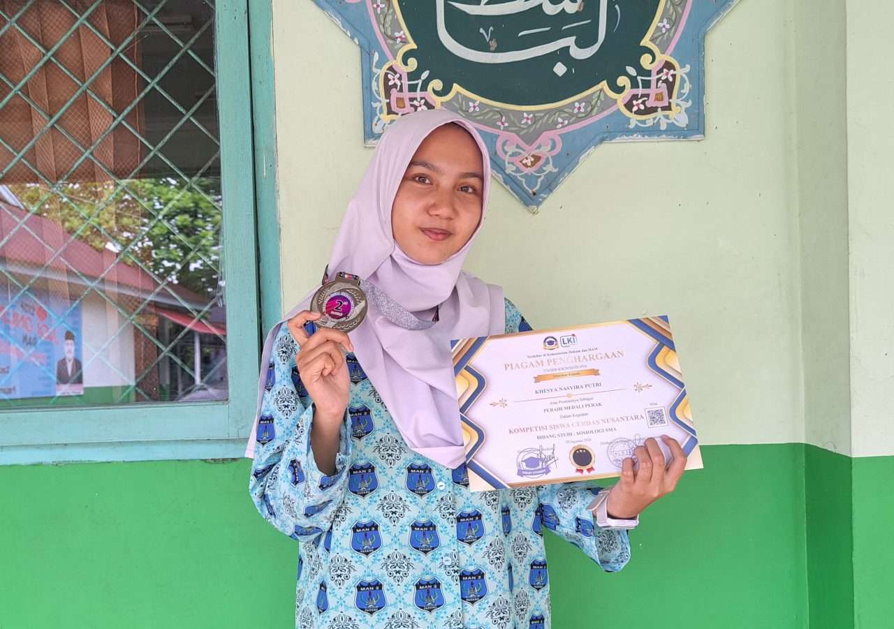 khesya,-siswa-man-2-padang-raih-medali-perak-olimpiade-sosiologi-nasional