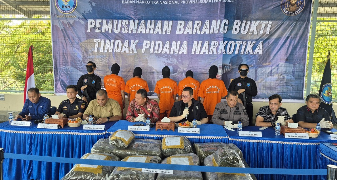 dua-kasus-besar-terungkap,-bnnp-sumbar-musnahkan-73.387,96-gram-ganja