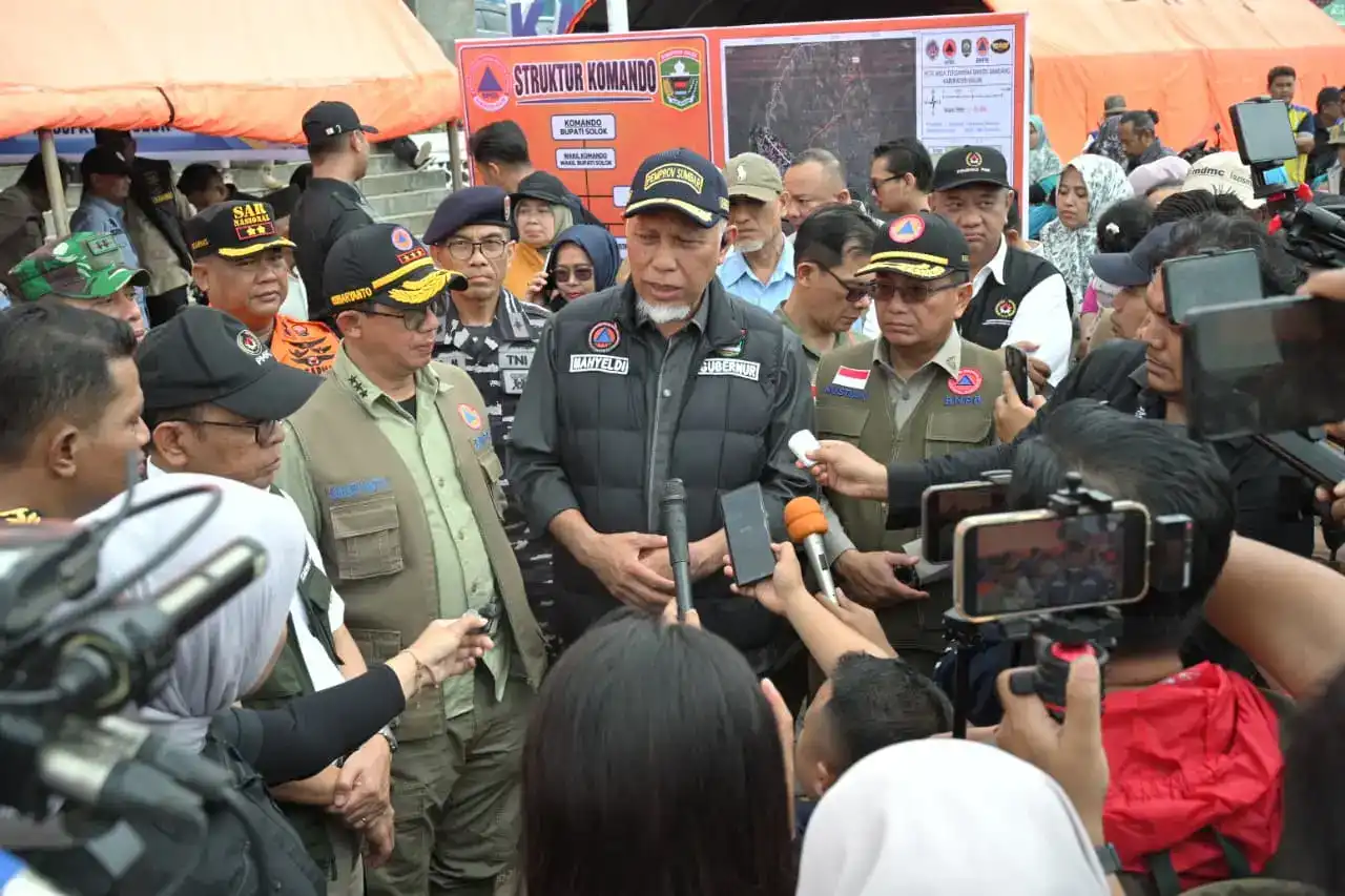 menko-pmk-pratikno-tinjau-langsung-penanganan-darurat-banjir-bandang-solok