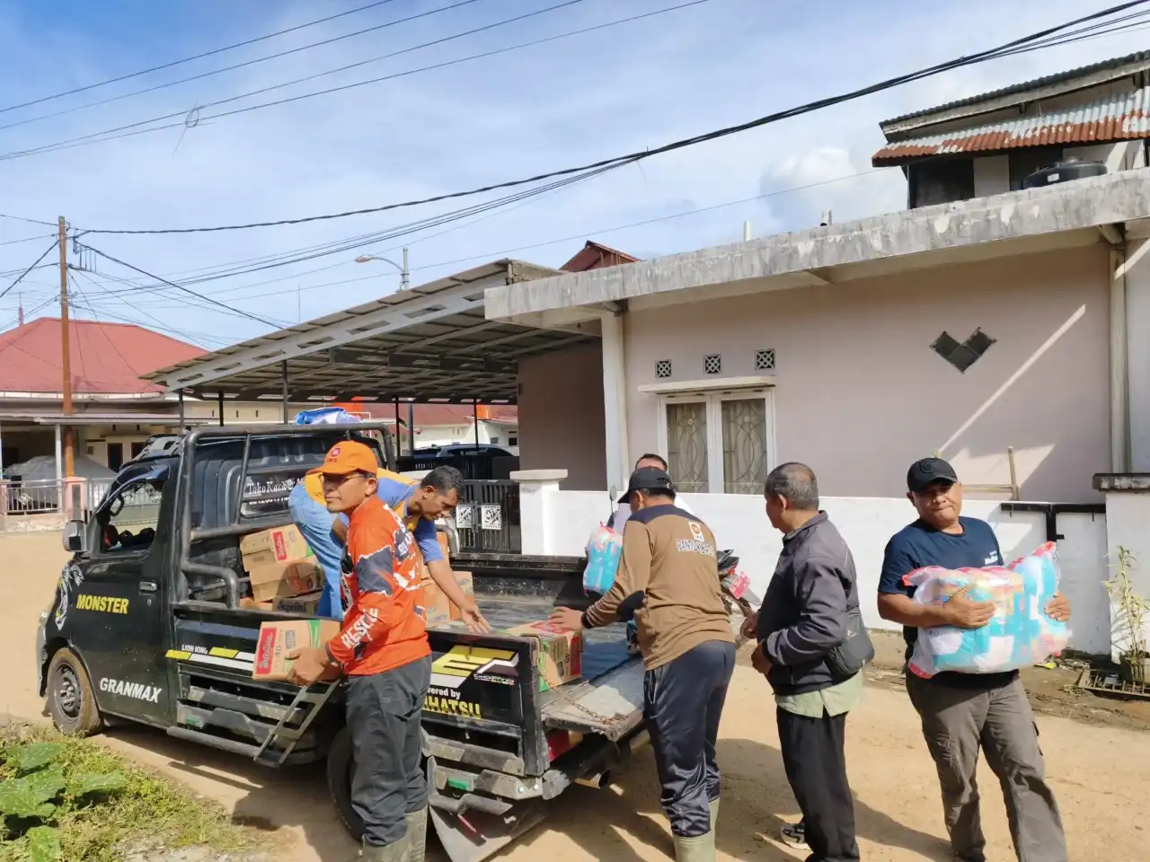 rahmat-saleh-salurkan-bantuan-logistik-bagi-korban-galodo-solok