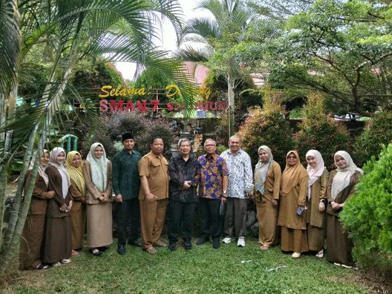 rektor-unidha-disambut-hangat-di-sman-7-sijunjung