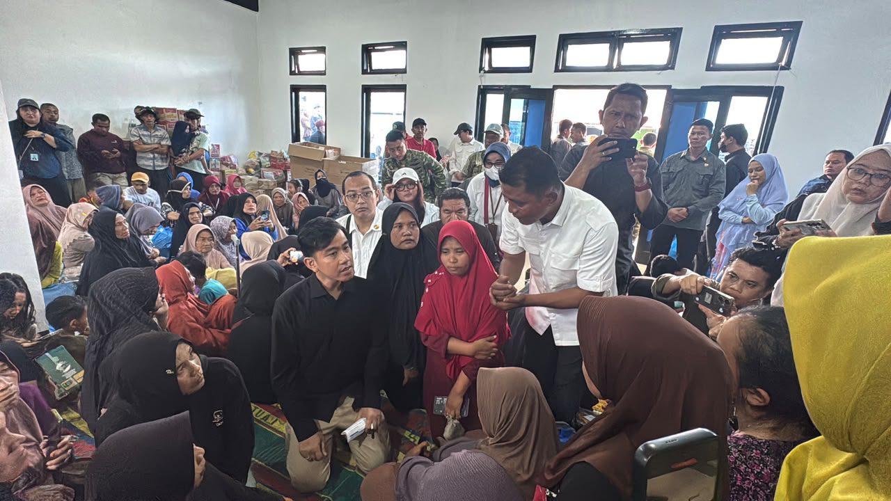 temui-pengungsi-korban-banjir-bandang-di-solok,-wapres-pastikan-keselamatan-dan-kebutuhan-warga-terpenuhi
