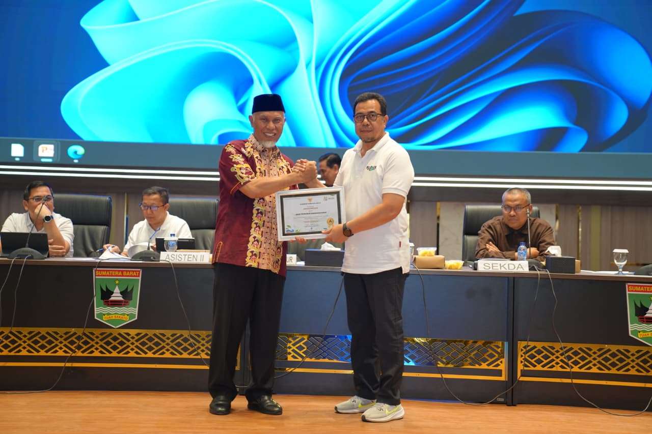 gubernur-mahyeldi-berikan-penghargaan-kepada-perangkat-daerah-peraih-predikat-a-dalam-evaluasi-sakip
