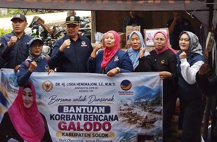 peduli-bencana-kabupaten-solok,-garnita-mahalayati-nasdem-sumbar-serahkan-bantuan