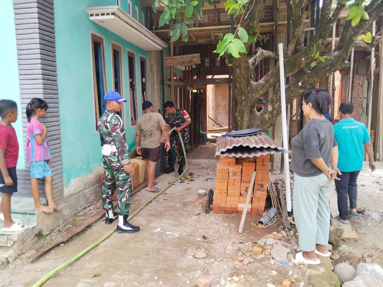 kodim-0311/pessel-gunakan-mobil-damkar-bantu-salurkan-air-bersih