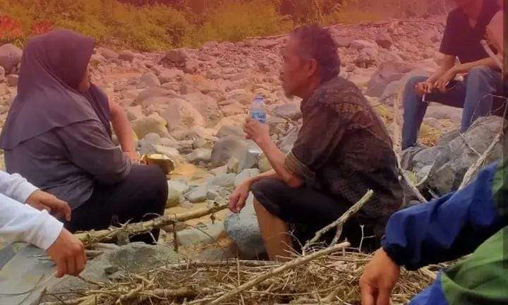 abrar-ditemukan-selamat-di-hulu-sungai-unand,-tim-mapala-gunakan-teknik-susur-berbaris