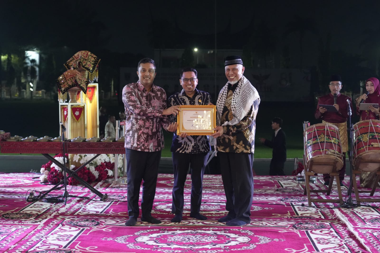 transparan-kelola-anggaran,-pemprov-sumbar-raih-penghargaan-dari-komisi-informasi