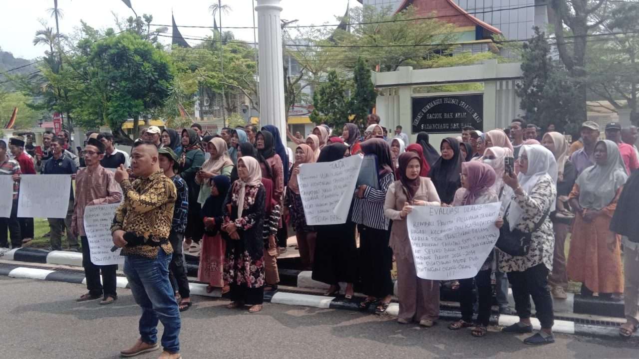 pengunjuk-rasa-dari-limau-gadang-lumpo-dan-tambang-minta-hentikan-tahapan-pilwana-di-pessel