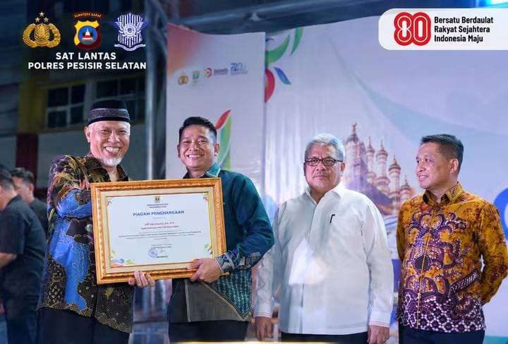 gubernur-sumbar-ganjar-kasat-lantas-polres-pessel-penghargaan-optimalisasi-pajak-kendaraan