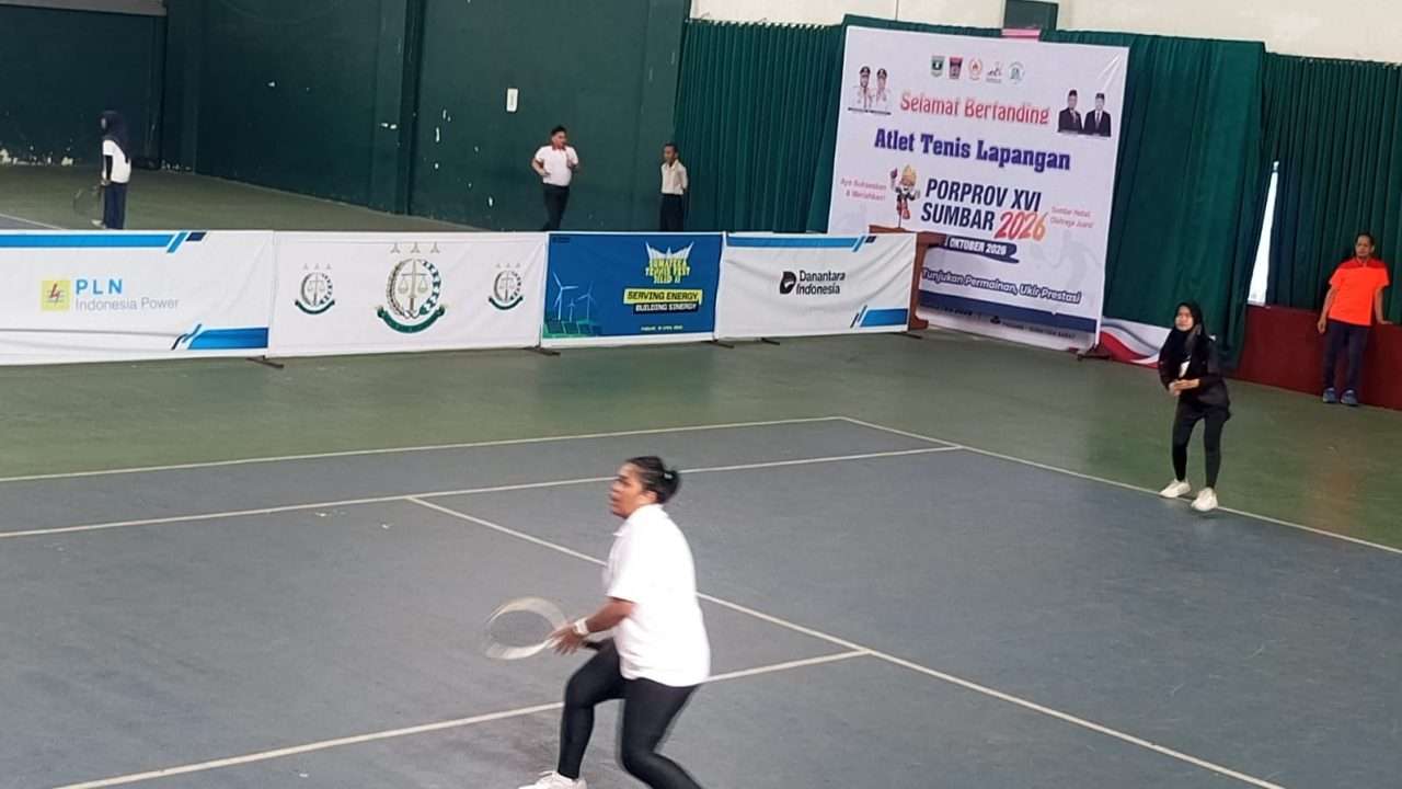 pasbar-bikin-kejutan,-kota-solok,-payakumbuh-dan-padang-perkasa-di-penyisihan-tenis-beregu-porprov-xvi