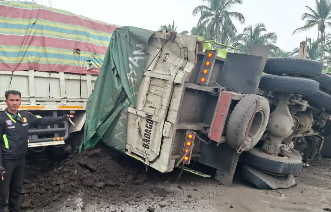 truk-rem-blong-tabrak-tiga-gerobak-di-jalan-lintas-solok-padang