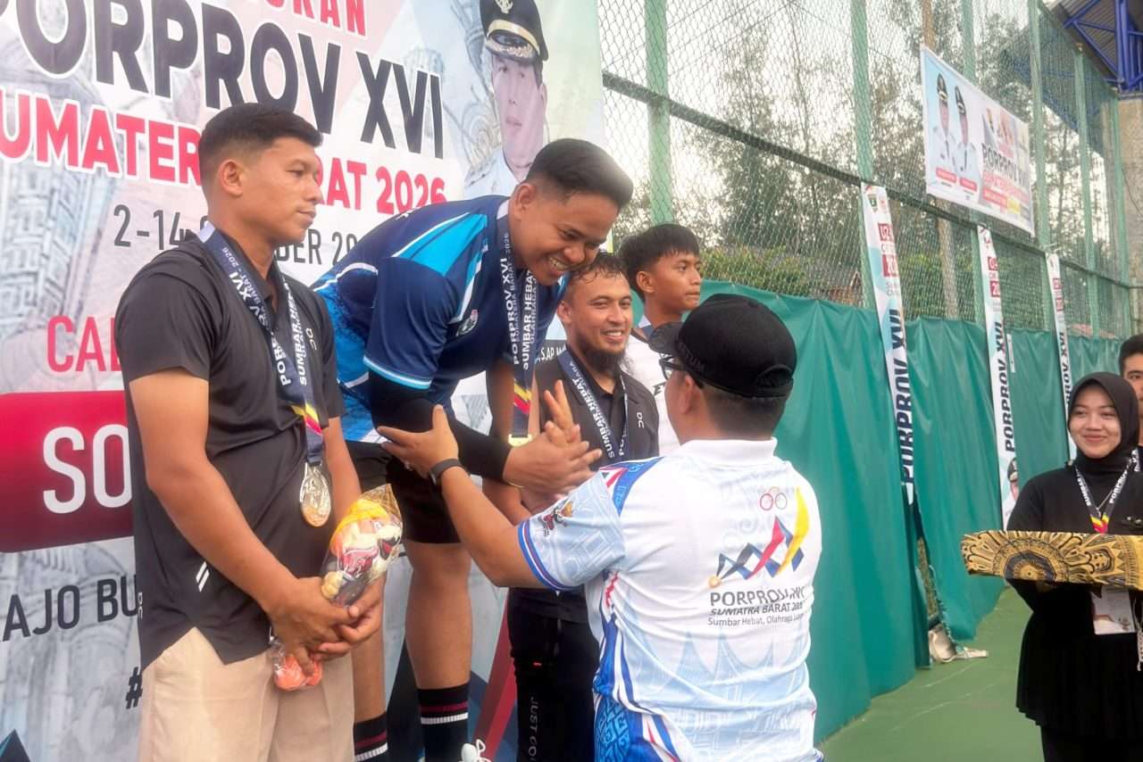 tumbangkan-tuan-rumah-di-final,-atlet-soft-tenis-kota-solok-risky-syahputra-raih-emas-porprov-sumbar