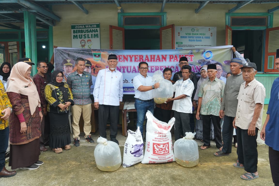 pemprov-sumbar-salurkan-52-ribu-bibit-ikan-untuk-pembudidaya-terdampak-bencana-di-solok