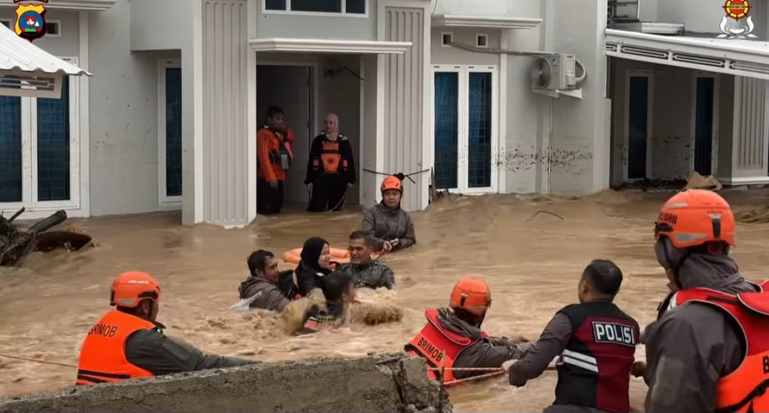 300-personel-brimob-polda-sumbar-evakuasi-305-warga-terdampak-banjir-di-padang