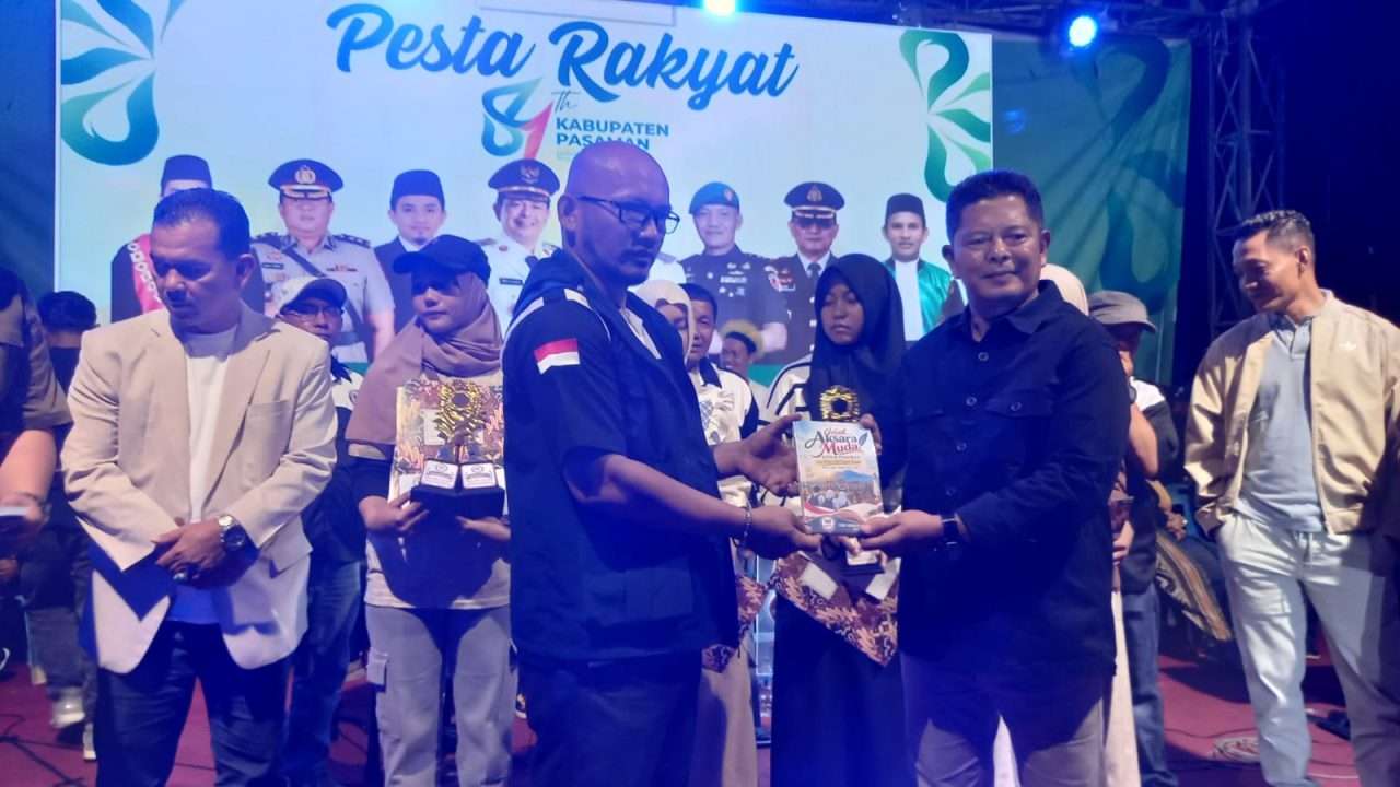 bupati-welly-suhery-serahkan-hadiah,-lomba-esay-pelajar-pasaman-jadi-buku-antologi
