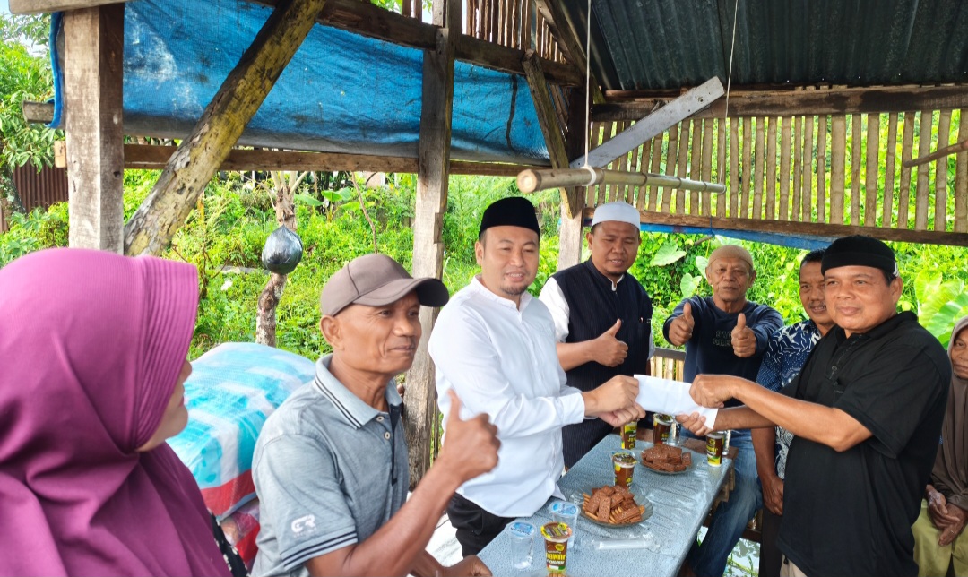rahmat-saleh-serahkan-langsung-bantuan-logistik-korban-banjir-di-padang