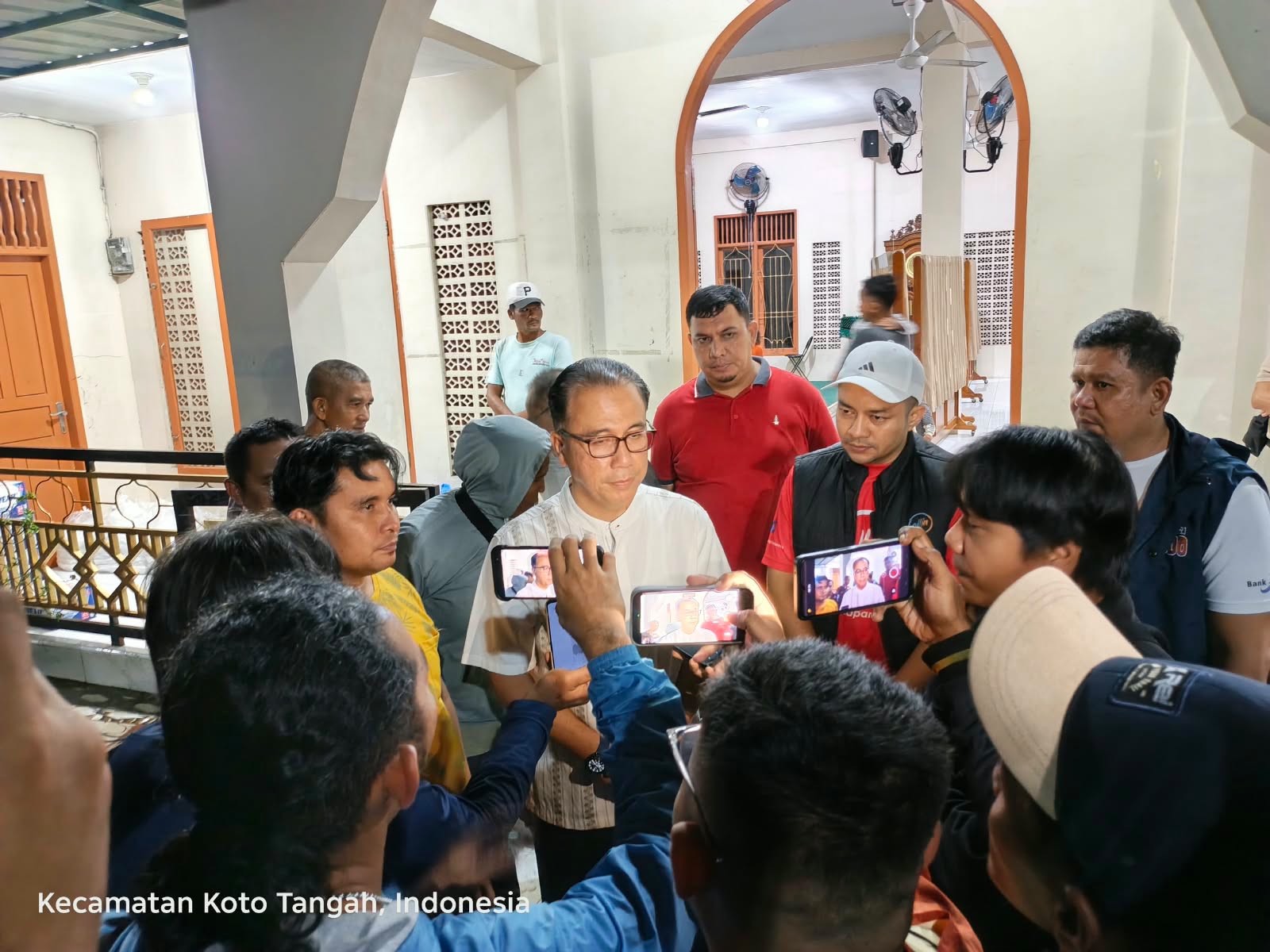 bank-nagari-salurkan-400-bungkus-nasi-untuk-korban-banjir-padang,-fadly-amran-apresiasi-respons-cepat