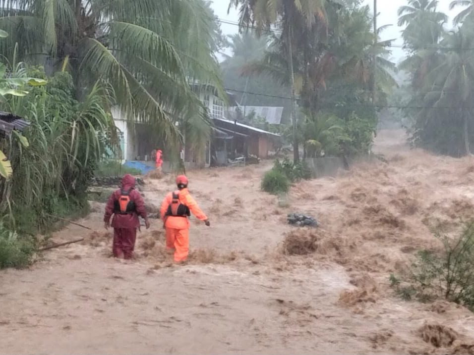 pemko-padang-kerahkan-tim-gabungan-evakuasi-warga-terdampak-banjir-bandang