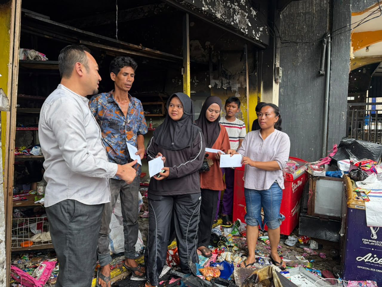 tinjau-lokasi-kebakaran-di-limau-manis,-rahmat-saleh-serahkan-bantuan-tanggap-darurat