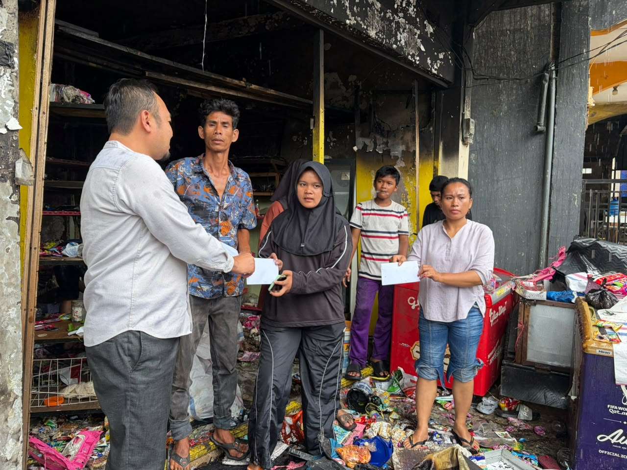 rahmat-saleh-tinjau-kebakaran-di-limau-manis-padang,-salurkan-bantuan-untuk-korban